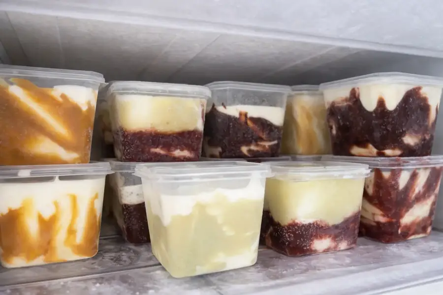 Sorvetes de pote armazenados no freezer